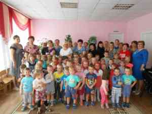 Коллектив детского сада "Алёнка" с воспитанниками