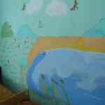 Стена спальни с изображением пруда и луга